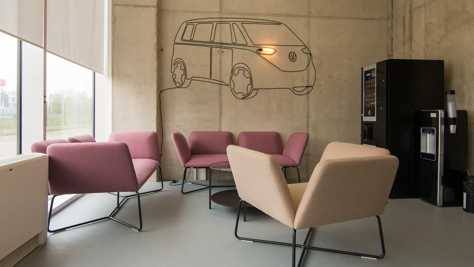 Moderan lounge s foteljama i muralom kombija