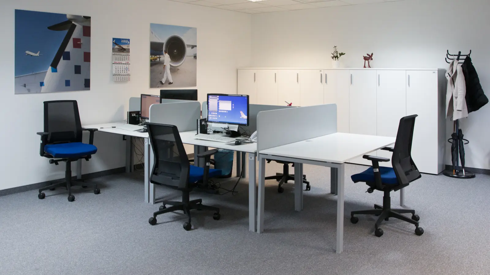 Moderan ured s računalima i radnim stolovima