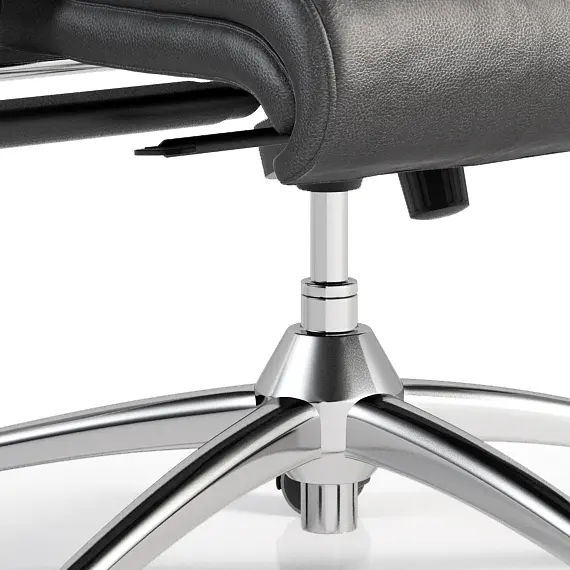 Detalj baze uredske stolice s metalnim nogama