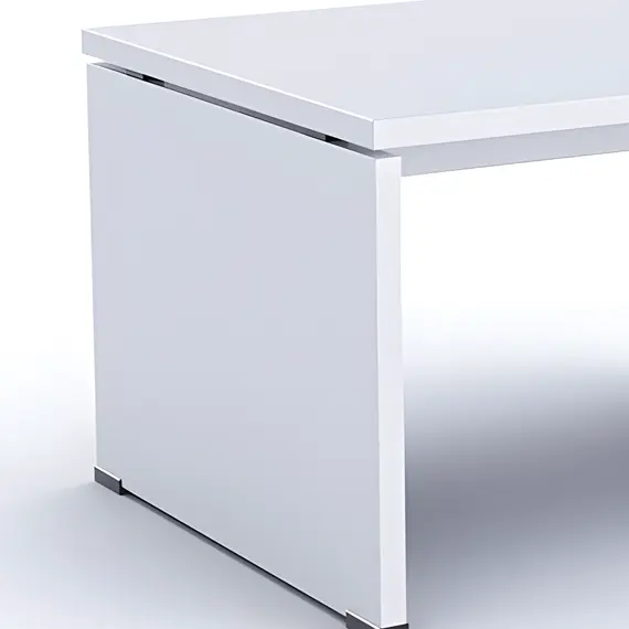 Bijeli minimalistički radni stol, detalj kuta