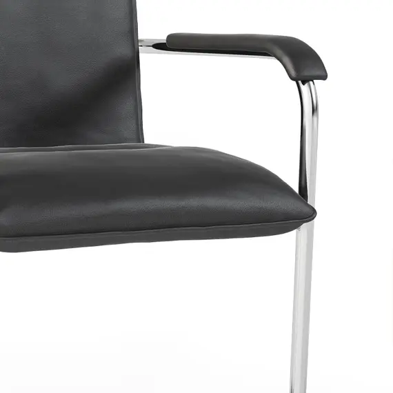 Crna kožna stolica s metalnim naslonom za ruke