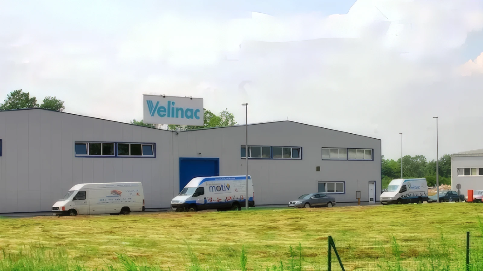 Industrijska zgrada Velinac s parkiranim kombijima