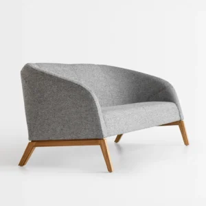 Moderna siva dvosjed sofa s drvenim nogama