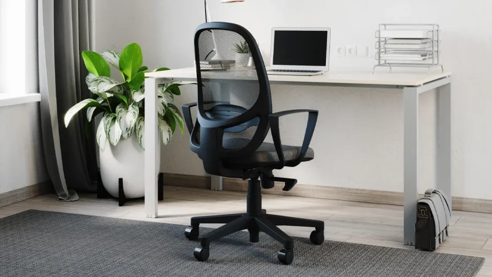 Minimalistički kućni ured s bijelim stolom