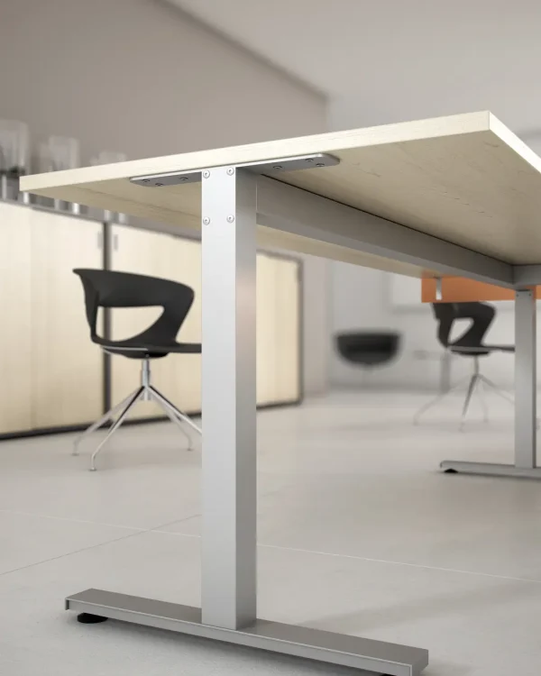 Moderni uredski stol s metalnim nogama