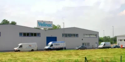 Industrijska zgrada Velinac s parkiranim kombijima
