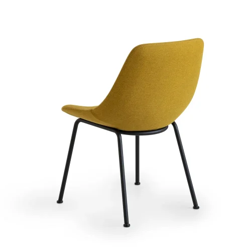 Moderna žuta tapecirana stolica s crnim nogama